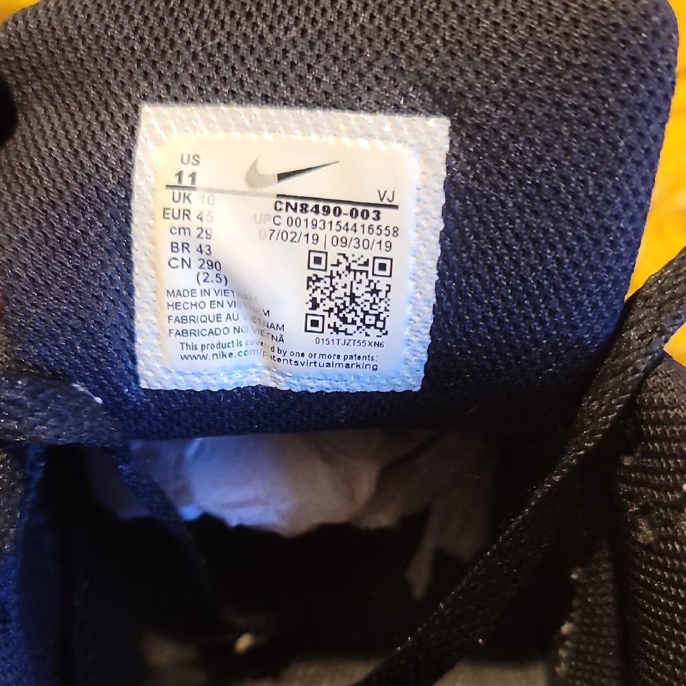 Men's Black Nike Air MAX Sneakers - Picture 3 of 4